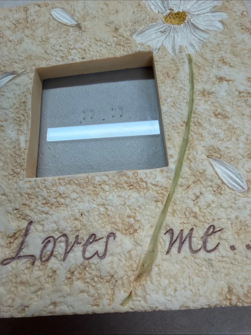 Decorative Resin “Loves Me' Daisy Photo Frame - Cream